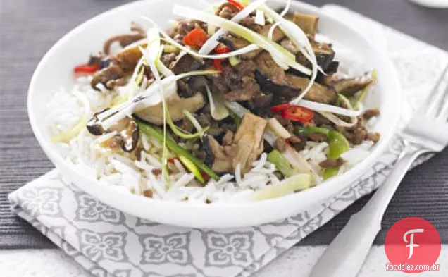 Carne picante, shiitake e beringela salteados