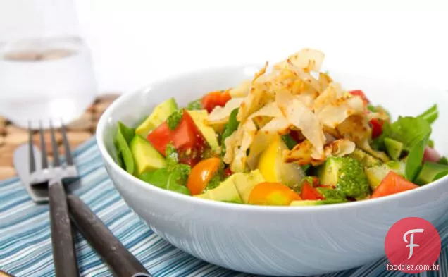 Salada De Tomate E Abacate De Herança Com Wontons Crocantes E Picante