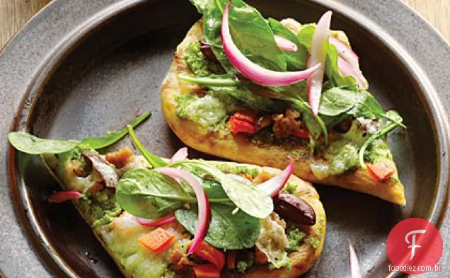 Pizzas Naan com pesto de brócolis e salada de rúcula