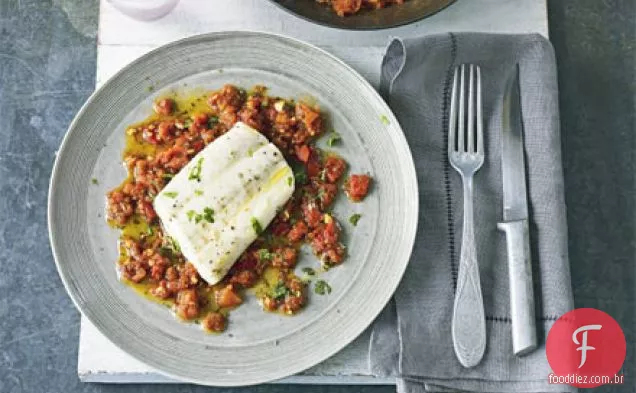 Peixe grelhado simples com tomates temperados Marroquinos