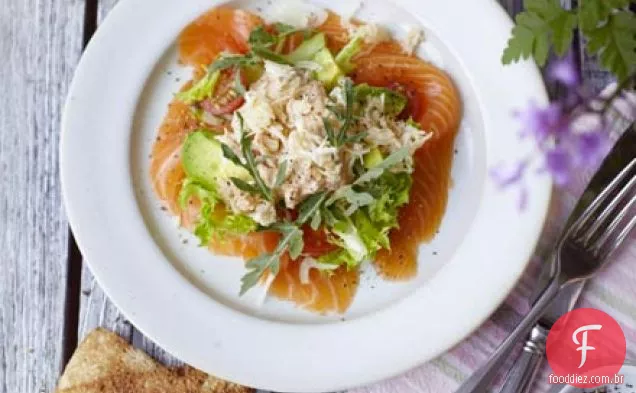 Salada de salmão defumado com molho de caranguejo