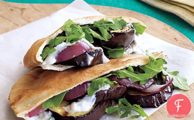 Sanduíches grelhados de berinjela Pita com iogurte-propagação de alho