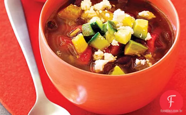 Sopa de feijão preto com abacate, laranja e pepino