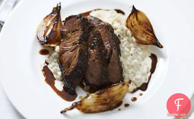 Bochecha de carne assada com cerveja, risoto de cevada pérola, cebola maltada e molho ale