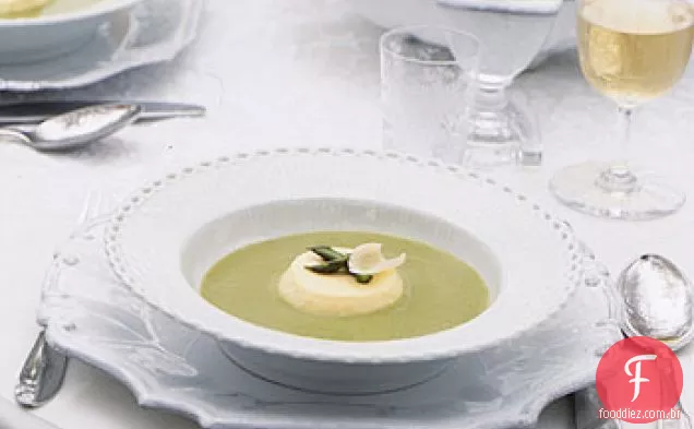 Sopa de espargos com creme de parmesão