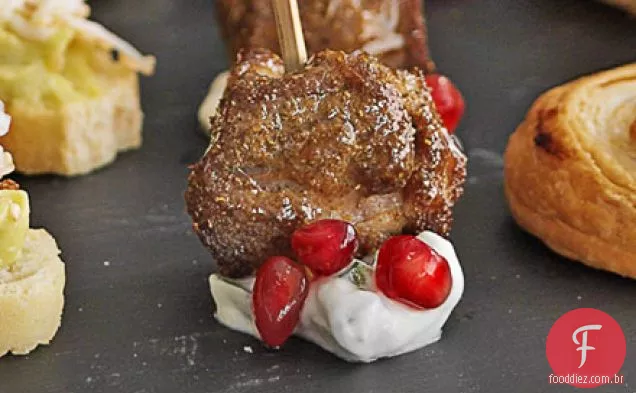 Espetos de cordeiro temperados com romã tzatziki