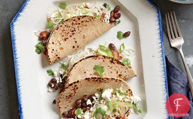 Tacos De Feijão preto com Feta Slaw