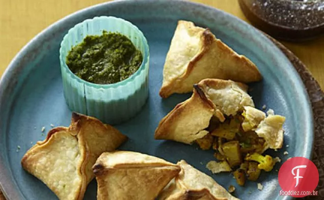 Samosas de batata temperada e couve-flor com dois Chutneys