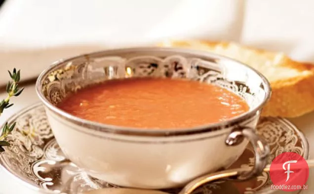 Sopa de tomate com torrada de parmesão