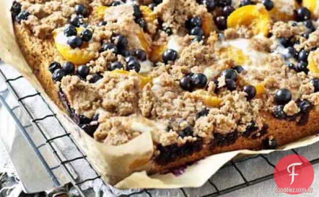 Bolo de crumble de damasco e mirtilo
