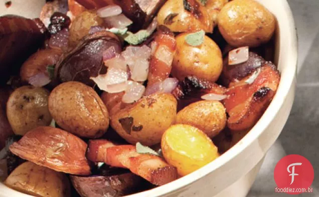 Batatas assadas com Bacon, cebola e sálvia