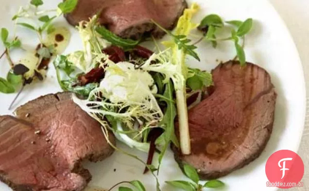 Carne assada fria com salada de beterraba e creme de rábano