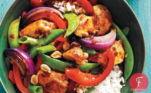 Fritar frango e vegetais com especiarias doces