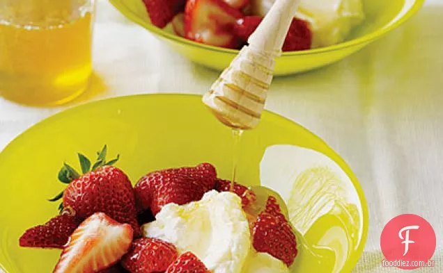 Morangos com fromage Blanc e mel de limão