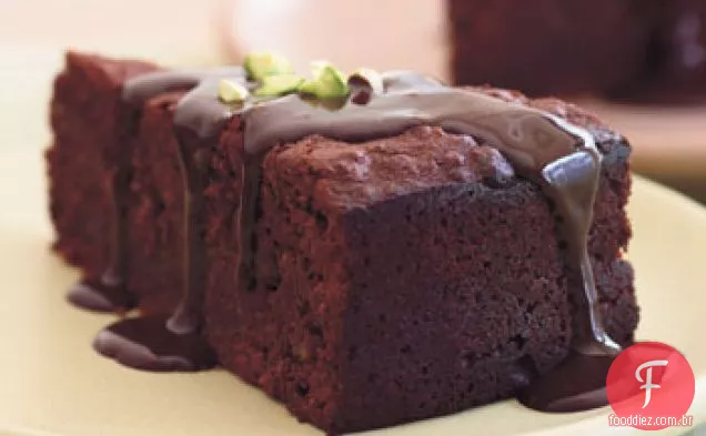 Chocolate-pistache Torte com ganache de Chocolate quente