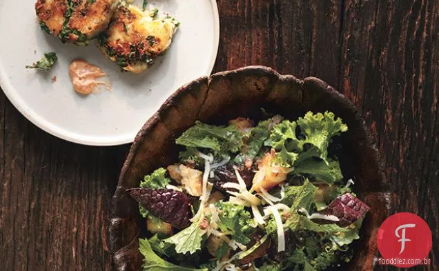 Salada de mostarda crua com croutons Gruyère e anchova