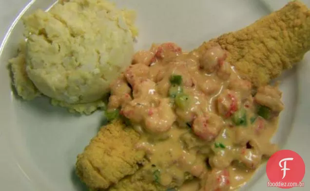 Peixe-gato frito coberto com lagostim com molho gratinado