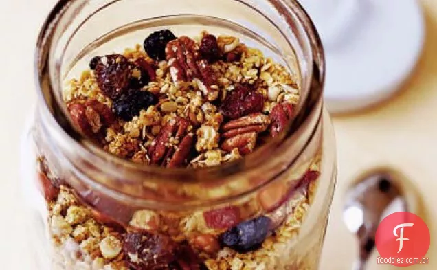 Granola crocante com bagas e cerejas