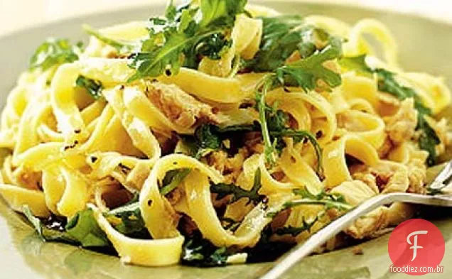 Tagliatelle com atum, limão e rúcula