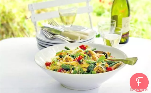 Salada de macarrão de frango tailandês