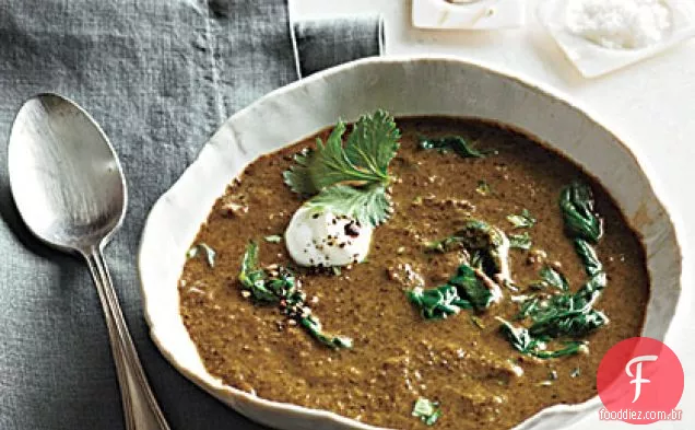 Sopa de lentilha com iogurte e coentro