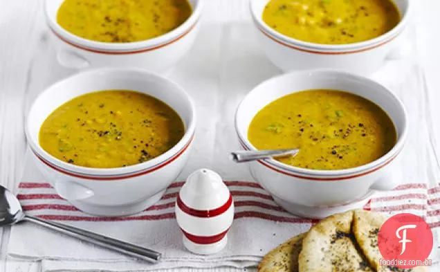Sopa de abóbora assada indiana com naan semeado