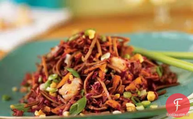 Salada Soba e Slaw com molho de amendoim