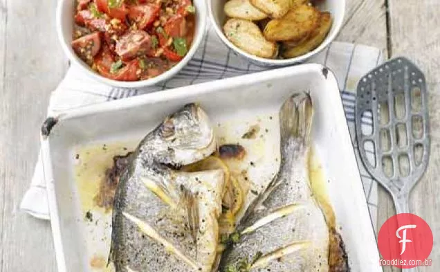 Peixe inteiro assado com salsa romesco