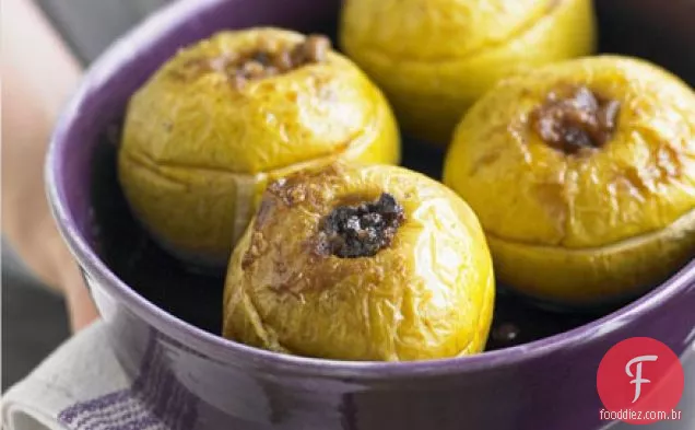 Maçãs assadas com ameixas, canela e gengibre