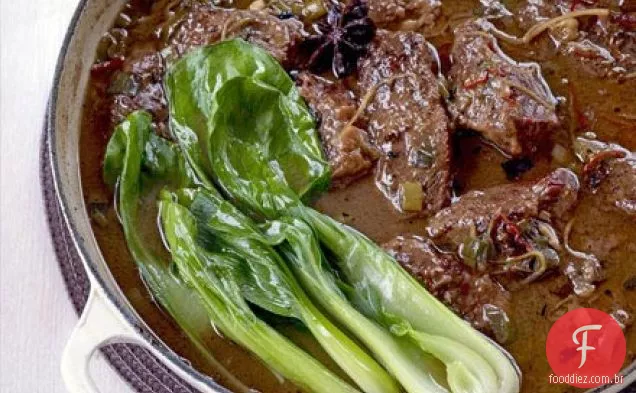 Um pote de carne refogada de estilo Chinês