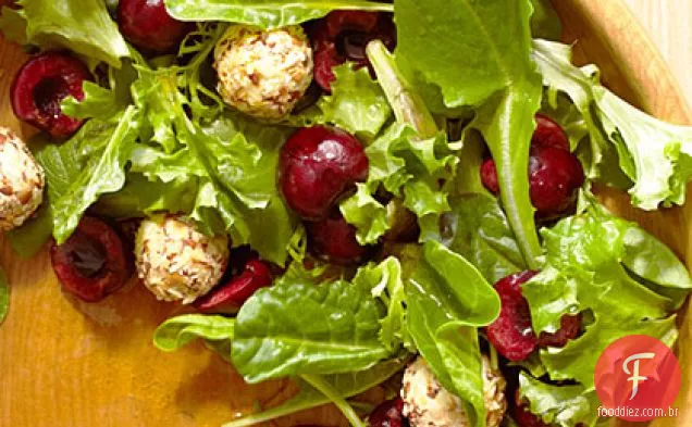 Verdes misturados com cerejas e bolas de queijo Feta