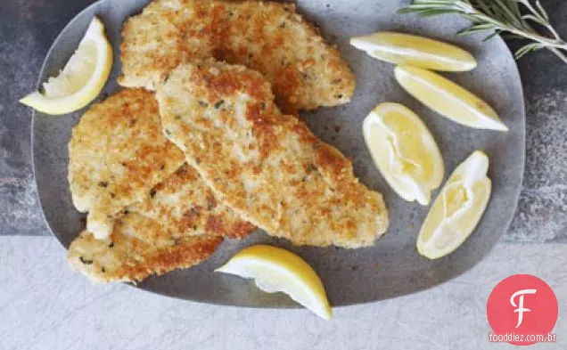 Escalopes de porco quebrados com limão, parmesão e pinhão