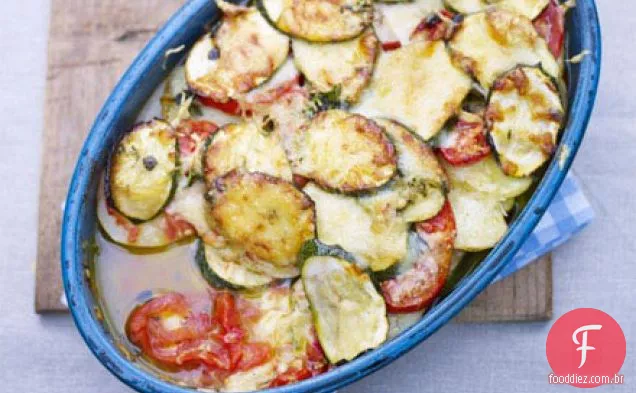 Courgette de verão e gratinado de tomate