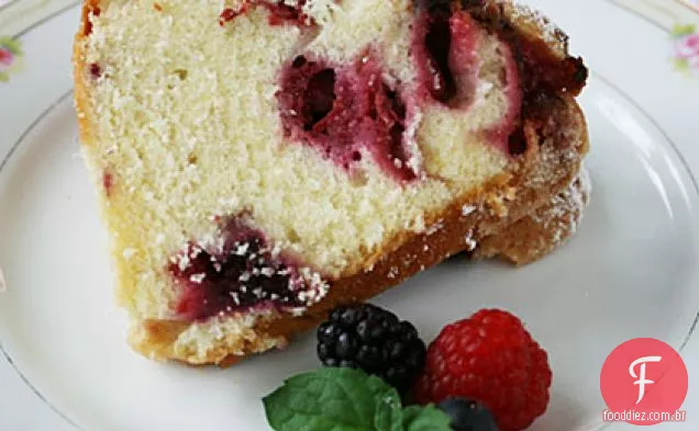 Estourando com bagas bolo Bundt