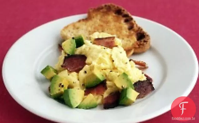 Ovos Mexidos Com Bacon E Abacate