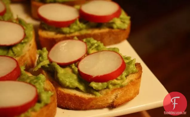 Crostini De Abacate E Rabanete Rosa