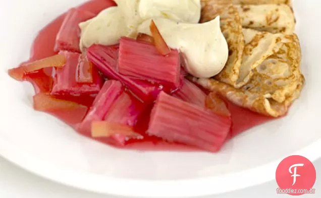 Compota de ruibarbo com creme de baunilha fraîche e panquecas