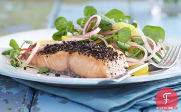 Salmão levemente defumado com salada de laranja e ruibarbo