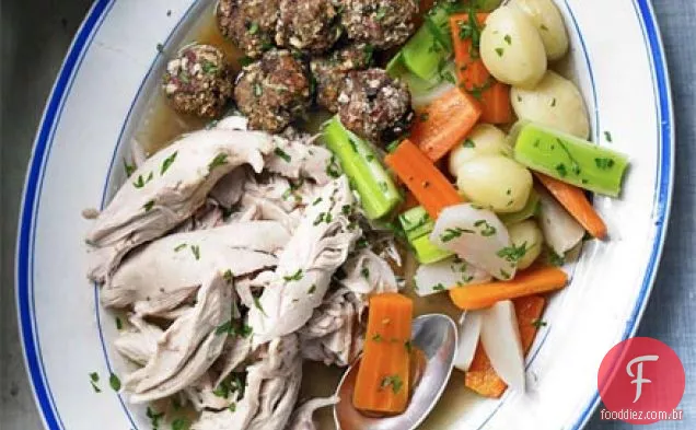 Poule au pot com recheio de bolas e creme de alho