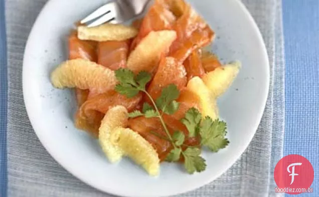 Salmão defumado com salada de toranja