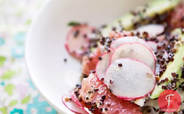 Salada reforçada com vitamina com Quinoa preta, Erva-Doce, abacate e Gr