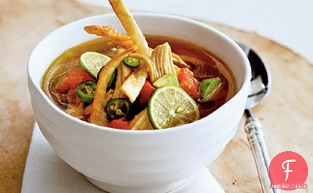 Sopa de frango e limão Yucatecan