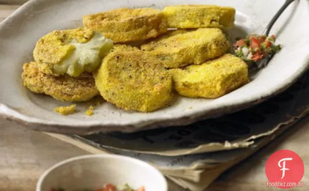 Tomates verdes fritos com molho de tomate maduro