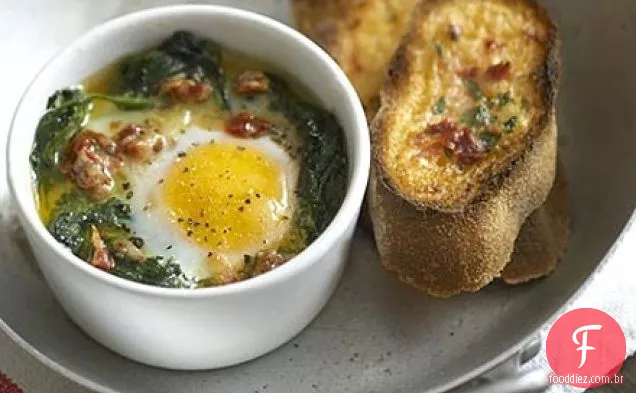 Ovos assados com espinafre com parmesão e torradas de tomate