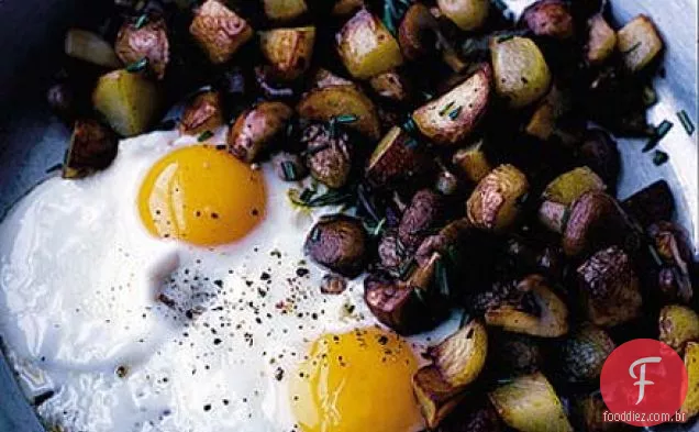 Ovos fritos com batatas salteadas com alecrim