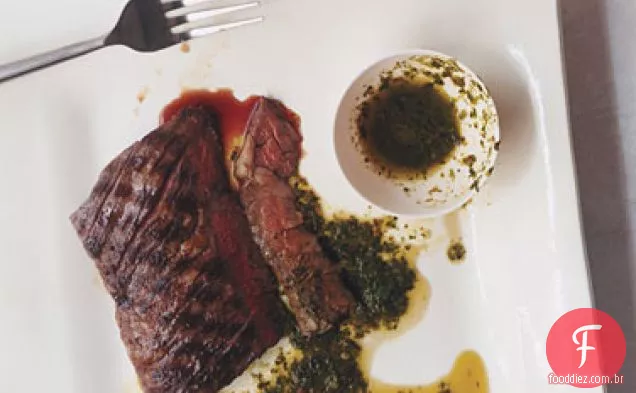 Bifes de saia grelhados com molho de orégano de salsa