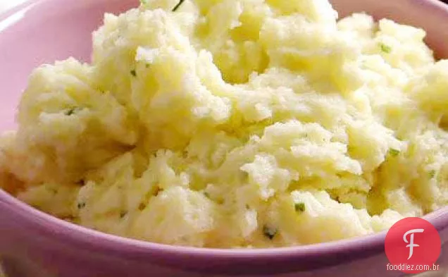Purê de batatas cremosas com cebolinha