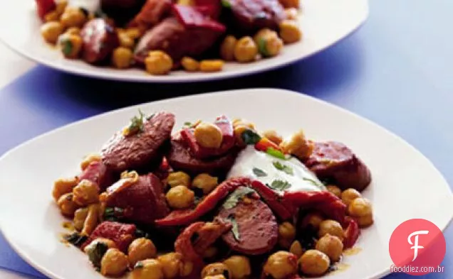 Salada quente de grão de bico, chouriço e pimenta