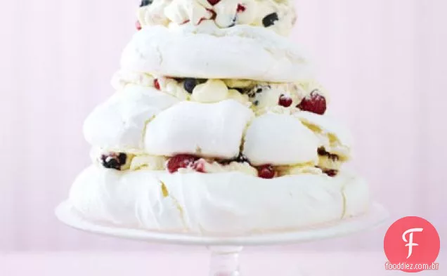 Bolo Pavlova com bagas e creme