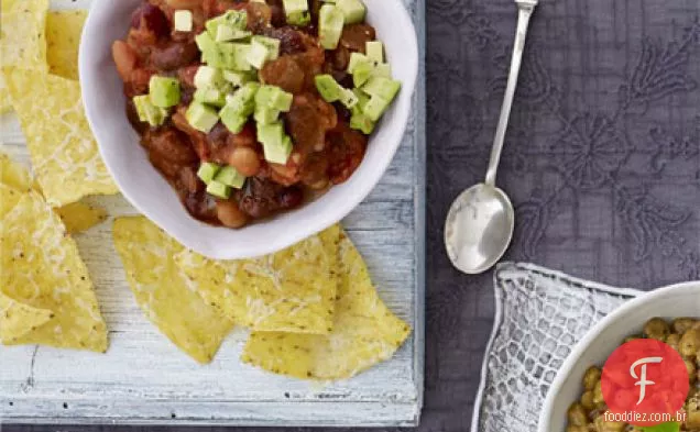 Molho de feijão mexicano quente com tortilla chips